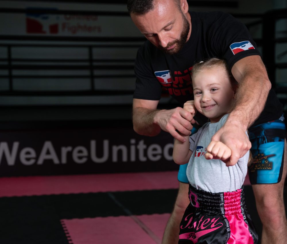 Kind, das einen Schlag aus dem Boxen lernt